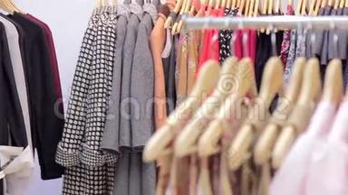 女人`衣服挂在时装店的衣架上